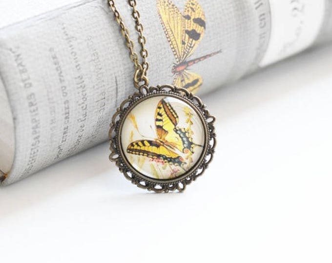 NATURE Pendant with chain of metal brass with the image of a butterfly under glass
