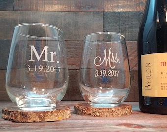 Mr. and Mrs. Stemless Wine Glasses Custom Engraved / Personalized Wine Glass / Set of 2 Glasses / Wedding Gift / Choose Two Custom Fonts