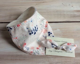 White organic bandana bib, flower bandana bib, baby bib, baby girl bib, baby shower gift, newborn headband, baby gift, girly baby bib