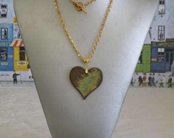 Ravissant collier pendentif en bois laqué couleurs flammées et doré "Un coeurs"