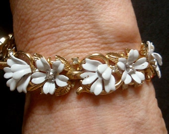 Vintage TRIFARI "Fleurette" bracelet. Delightful gold tone, white enamel and rhinestones bracelet. Adorable and feminine! 1956 – Cod A163B