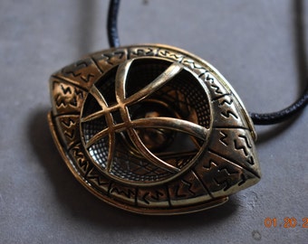 Dr Strange Eye of Agamotto Necklace! Marvel Doctor Strange's Necklace Cosplay Amulet Eye Necklace Costume Prop Medallion Hand Made Metal