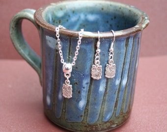 Silver plated Owl necklace and earrings set. 22 cm chain.