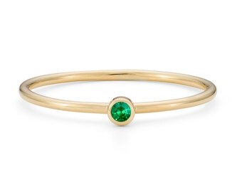 9ct or jaune & Emeraude, bague d’empilage maigre éthique - mai naissance Ring - bague de fiançailles de remplacement