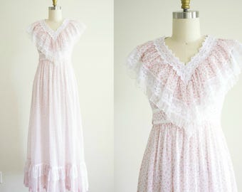 Gunne Sax dress . Vintage 1970s Victorian style bohemian maxi dress . hippie prairie festival floral print cotton and lace dress xsmall