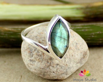 marquise cut labradorite, green fire labradorite, gemstone silver ring, silver gemstone jewelry, healing labradorite ring, solid silver gift