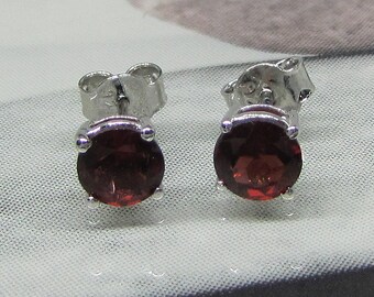 Faceted Garnet Earrings / Stud Earrings red/chips on garnets/round/minimalist jewelry, silver ear studs earrings