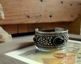 Bracelet manchette ethnique vintage serti d'onyx noir