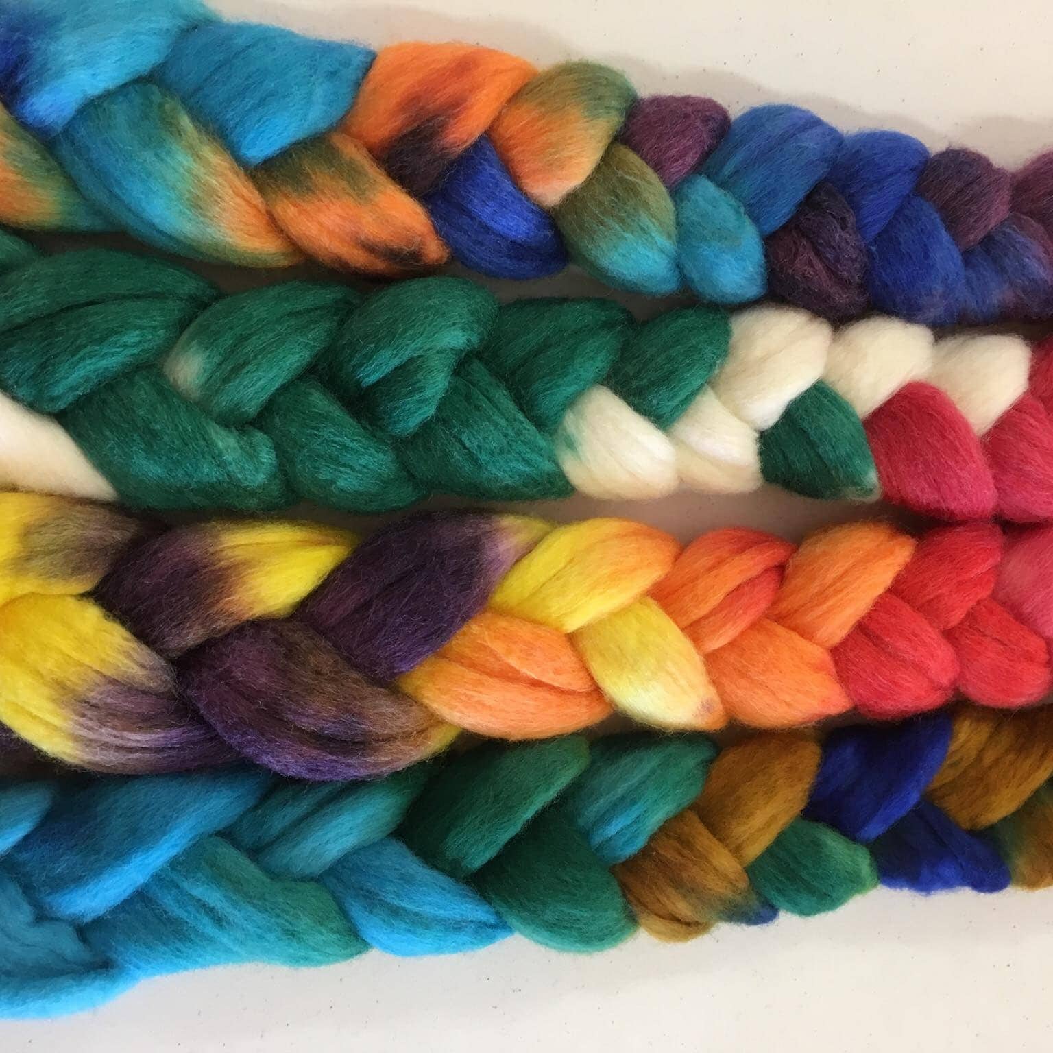 Handyed roving yarns 3d printed bobbins and spindles by Dyeing4Ewe