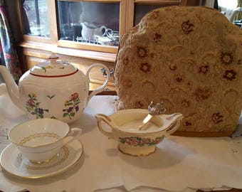 Lovely Golden Damask English Tea Cozy
