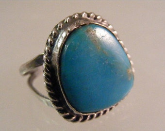 Vintage Southwest Turquoise Ring in Sterling Silver..... Lot 5141