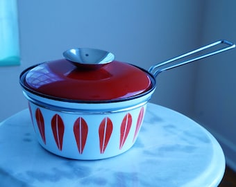 Pretty 1 Quart Dutch Oven by Cathrineholm -- Enamel Pot Made in Norway -- Pretty Enamelware with Lotus Pattern