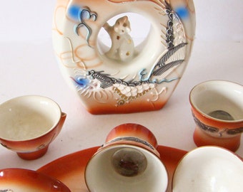 Service à Saké - VINTAGE - 1970s - Carafe, Plateau, 8 tasses bec siffleur ou fond/loupe avec photo femmes - Parfait état - Art Décoration
