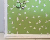 Babillard aimanté recouvert tissu oiseau en vol vert greenery mémos organisation mémo photos décor mural tableau d'affichage à aimant green