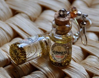 Earring inspired by the famous Guinness beer , in a glass bottle - Collana ispirata alla famosa birra Guinness, in bottiglia di vetro