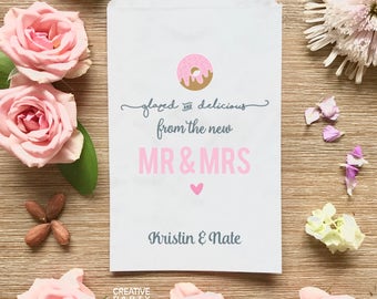 Donut Wedding Favor Bags / Custom Treat Bags / Glazed and Delicious From The New Mr & Mrs / Wedding Candy Bags. BWE-107