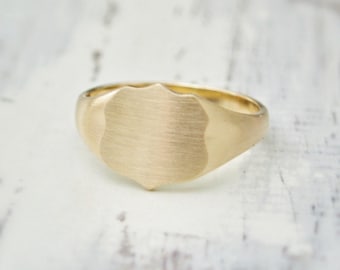 9ct gold shield signet ring - 9ct yellow signet ring - Mens signet ring - Shield signet ring - Can be engraved - British vintage jewellery