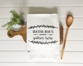 Tea Towel - Grateful Hearts Gather Here Thanksgiving Home Decor Flour Sack Kitchen Towel Autumn Fall Holiday Farmhouse Decor