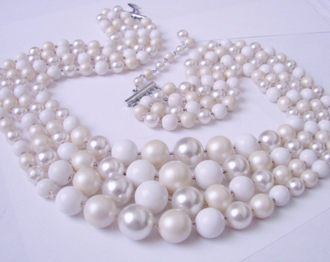Vintage Two-Tone White Lucite Pearl Bib Bead Necklace / Winter White / Graduated Beads / Mid Century / 1950s / Jewelry / Jewellery