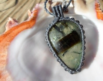 prehnite necklace/pendant-prehnite macrame-prehnite jewelry-cabochon stone-macrame gemstone-hypoallergenic-healing stone-adjustable necklace