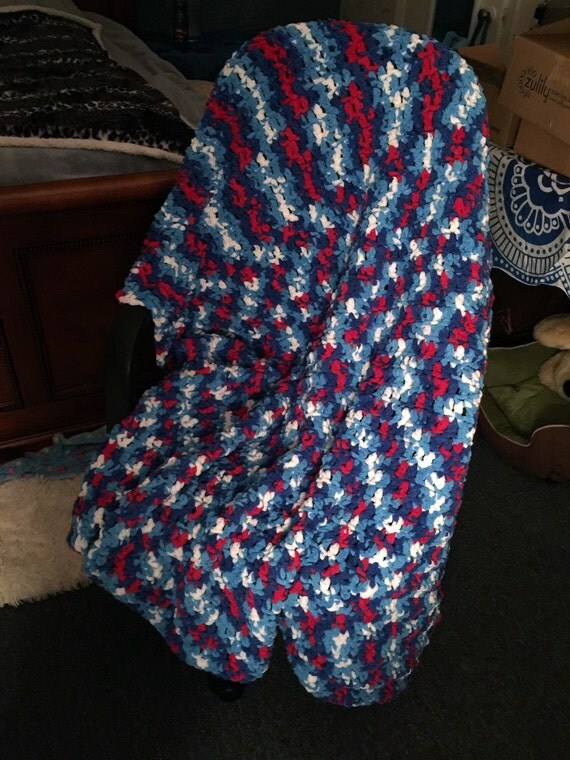 Large Bernat Blanket yarn Blanket Red White & Boom