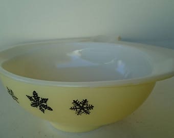 Vintage Pastel Yellow Pyrex Snowflake Gravy Boat/ Sauce Jug