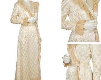 vintage 30s post-code ivory Hollywood Regency quilted satin robe, surplice front with 3" lace edge trim, patch pocket, peach lining size M