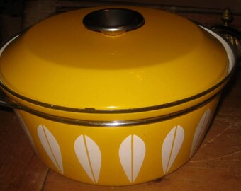 Cathrineholm Pot with Lid, Yellow Lotus Leaf, 10.5 inch Pot