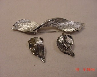 Vintage Lisner Abstract Brooch And Clip On Earring Set 16 - 586