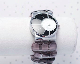 Montre bracelet en verre fusionné mauve, noire et blanche