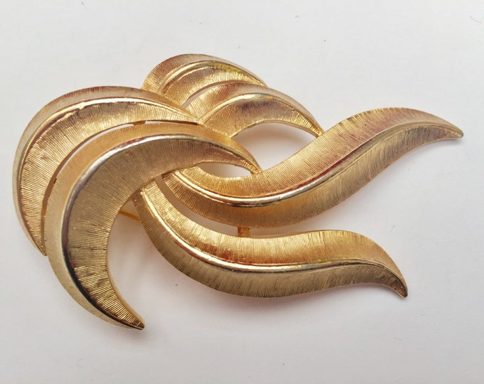 Crown Trifari Gold - Mid century - brushed gold tone metal - Swirl Pin