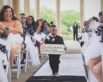 Daddy Here Comes Mommy Wedding Sign, Here Comes the Bride Sign, Here Comes Your Bride Sign, Personalized Wedding Signs