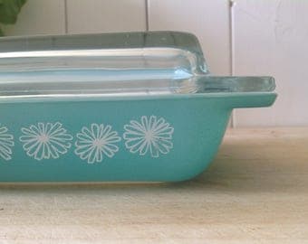 1950s JAJ Pyrex Space Saver- Aqua with White Daisy's - Chrome stand and Lid