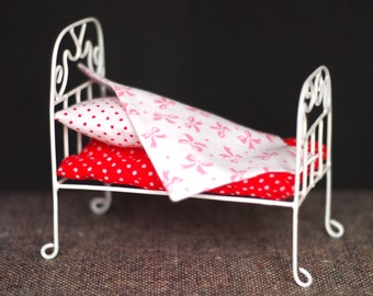 metal dollhouse bed