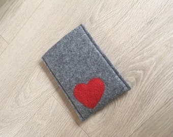 Felt Kindle cover. Handmade Kindle Paperwhite case. Kindle Voyage etui with red heart. Wool ereader case. Gray Amazon Kindle Cover.