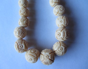 Vintage hand carved Chinese ox bone graduated bead necklace, round beads. Restrung, 15.5 inch