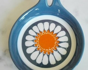 Figgjo Flint Norway Small Casserole. Designed by Turi Gramstad Oliver. "Daisy" Pattern. 1960's