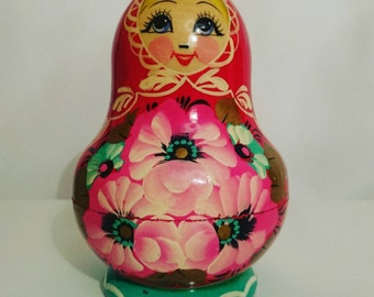 Beautiful vintage Russian doll nesting doll - matryoshka babushka - pretty folk art design - collectable display shabby chic kitsch retro