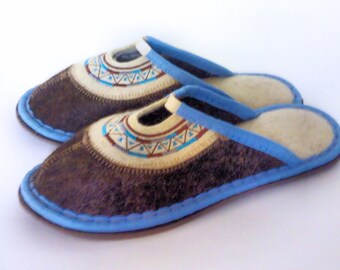 Women's felt Slippers, closed toe made in Russia, 100% wool blue.
