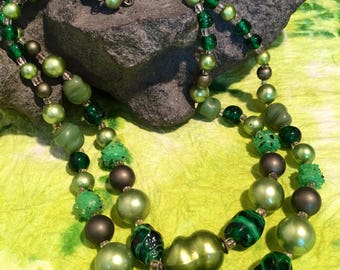 Retro 50's green tones beaded necklace