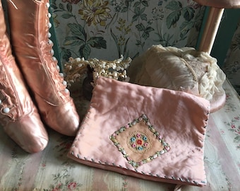 Vintage Shabby Chic Pink Satin & Lace Ribbon Work Ribbonwork Embroidered Hanky Delicates Linen Holder Q133