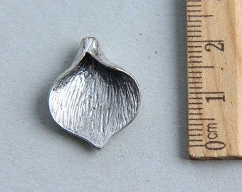 SALE, Calla lily pendants, Calla lily charm, Antique Silver brass Calla lily pendant, Calla lily flower charm, 21 x 11mm( 1 piece )