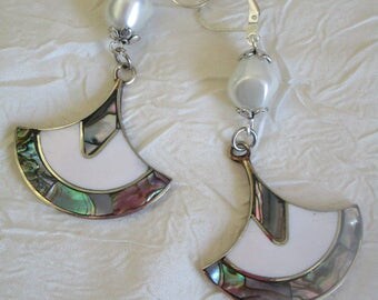 Ravissantes petites boucles d'oreilles en forme de triangle "Abalone blanc"