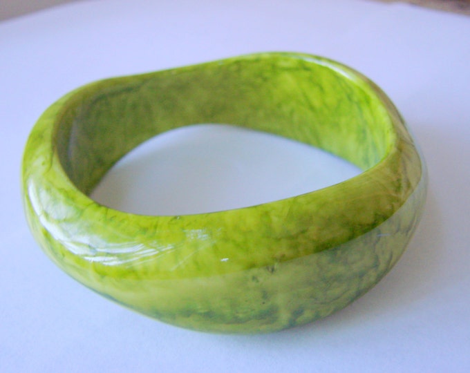 Chunky Vintage Lucite Marbled Lime & Forest Green Wave Bangle Bracelet Jewelry Jewellery