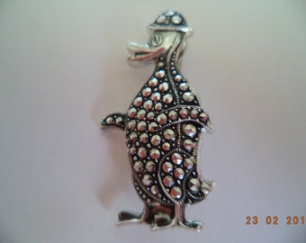 Vintage Unsigned Marcasite Small Duck wearing Hat Brooch/Pin