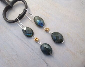 Boucles d'oreilles pendantes, Labradorite chatoyante sur argent massif et argent plaqué or 24K, Contemporaines, Urbaines