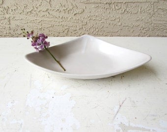 White McCoy Floraline Vase - Mid Century Triangular or Wedge Shaped Vase - Three sided Bowl - Matte White -