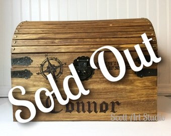 Artículos similares a Caja decorada: joyero,en rosa decapado y adornos