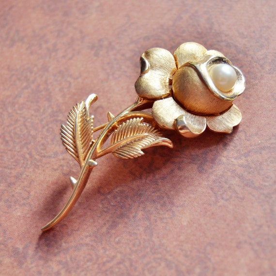 Vintage Trifari Gold Tone Flower Rose Brooch Pin Faux Pearl