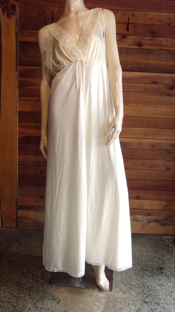 Vintage Lingerie 1970s J C PENNEY Ivory Size Medium Nightgown